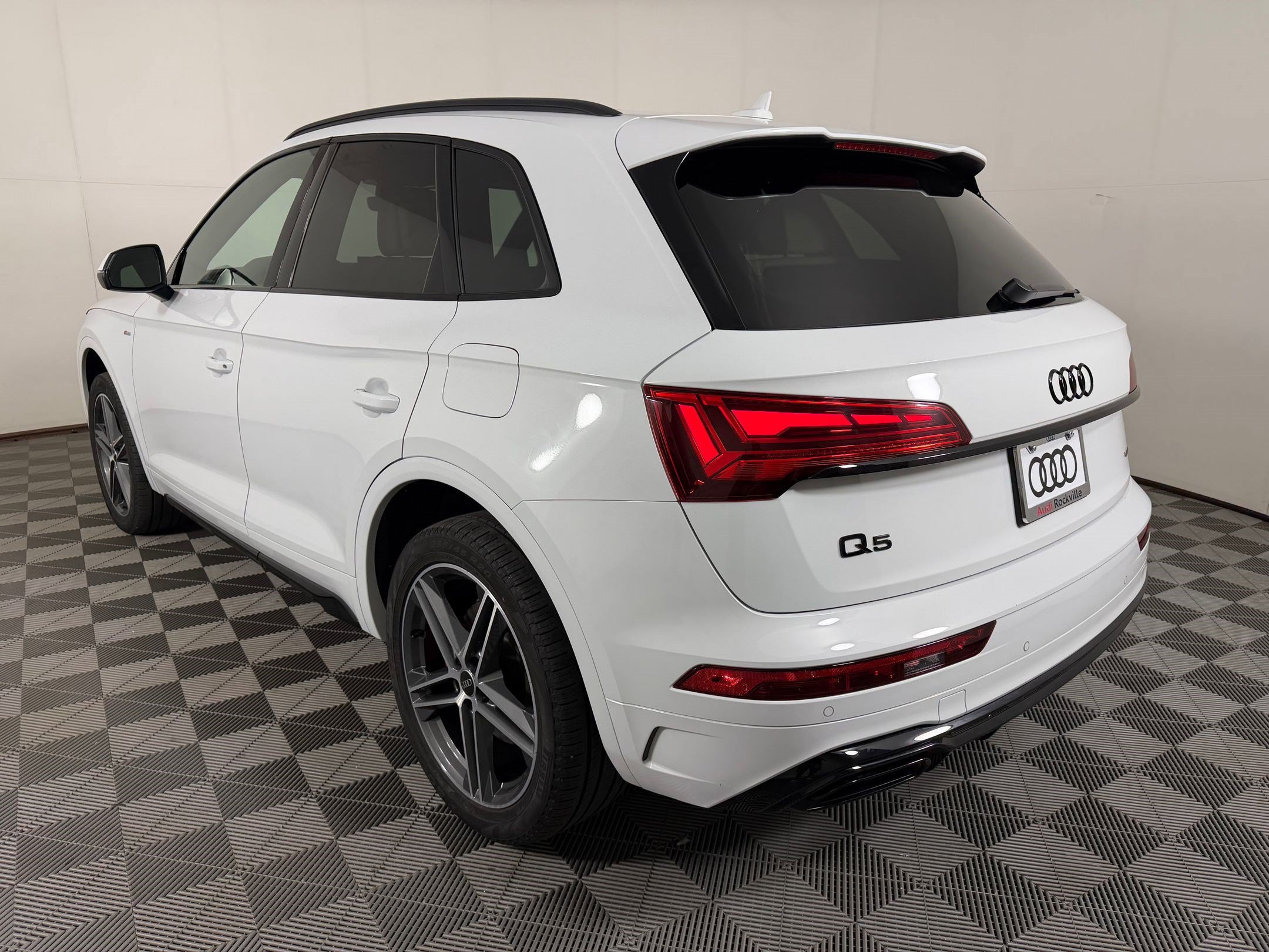Certified 2024 Audi Q5 e Premium Plus AWD/4WD image 3