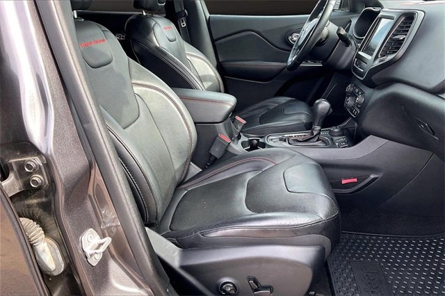 Used 2019 Jeep Cherokee Trailhawk image 7