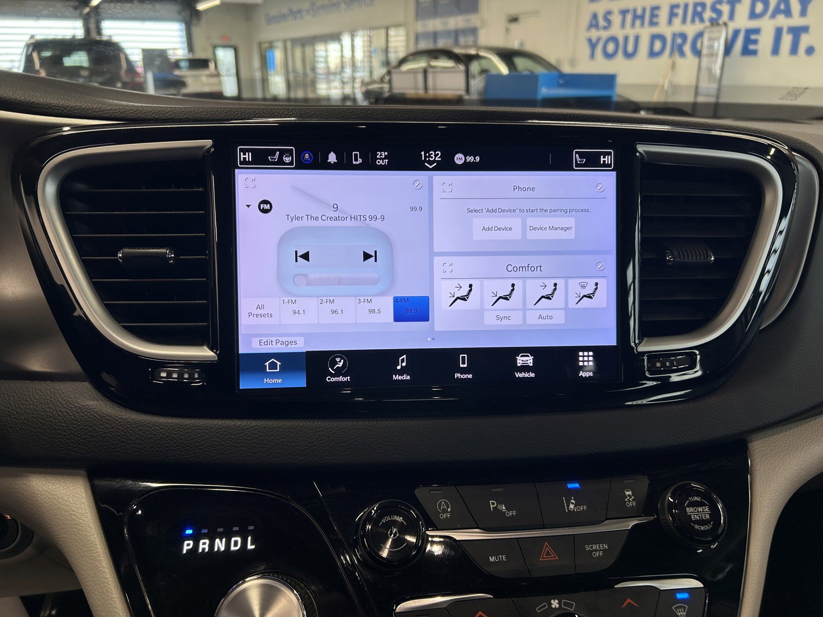 Used 2023 Chrysler Pacifica Touring-L image 30