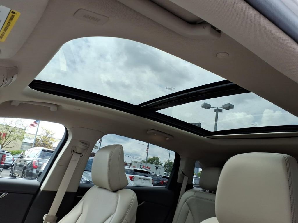 Certified 2022 Lincoln Nautilus Reserve w/ Luxury Package AWD/4WD image 11