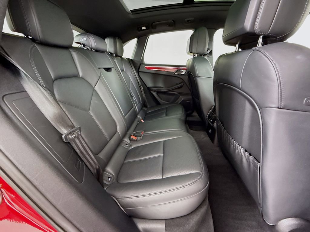 Certified 2025 Porsche Macan AWD/4WD image 30