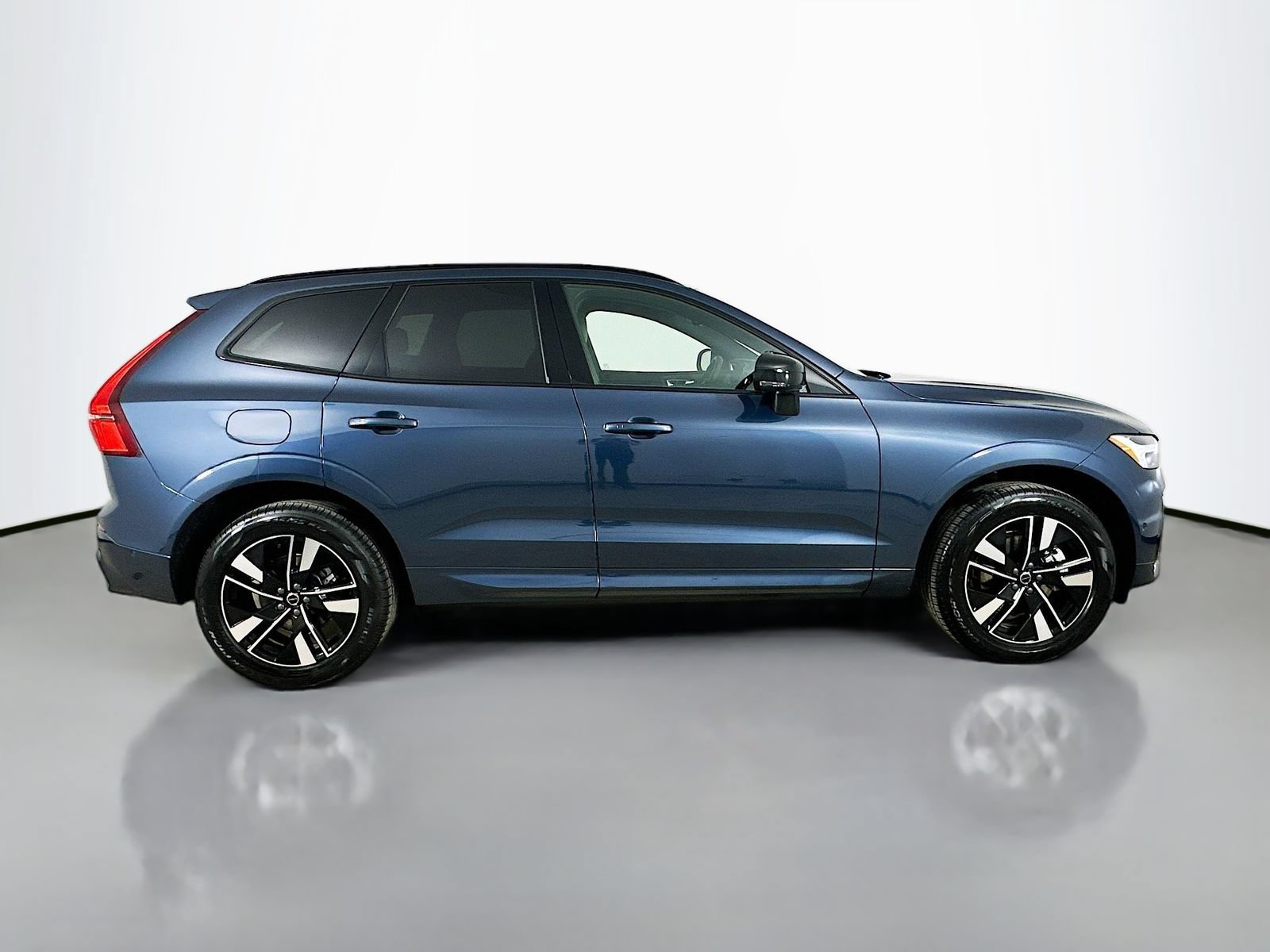 New 2026 Volvo XC60 B5 Plus w/ Protection Package Premier AWD/4WD image 4
