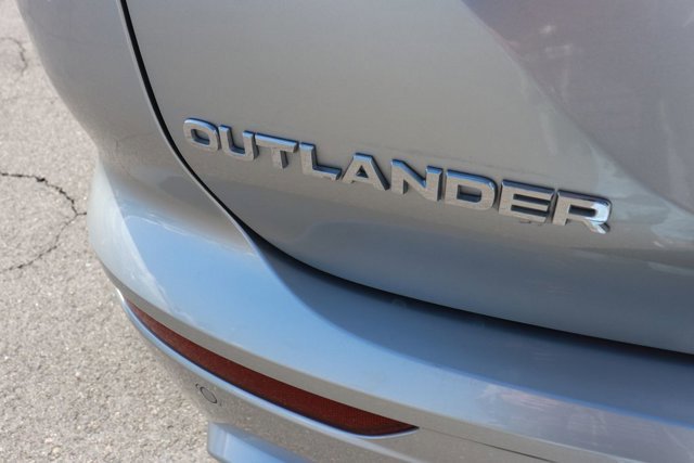 Used 2024 Mitsubishi Outlander 4WD Plug-In Hybrid image 6