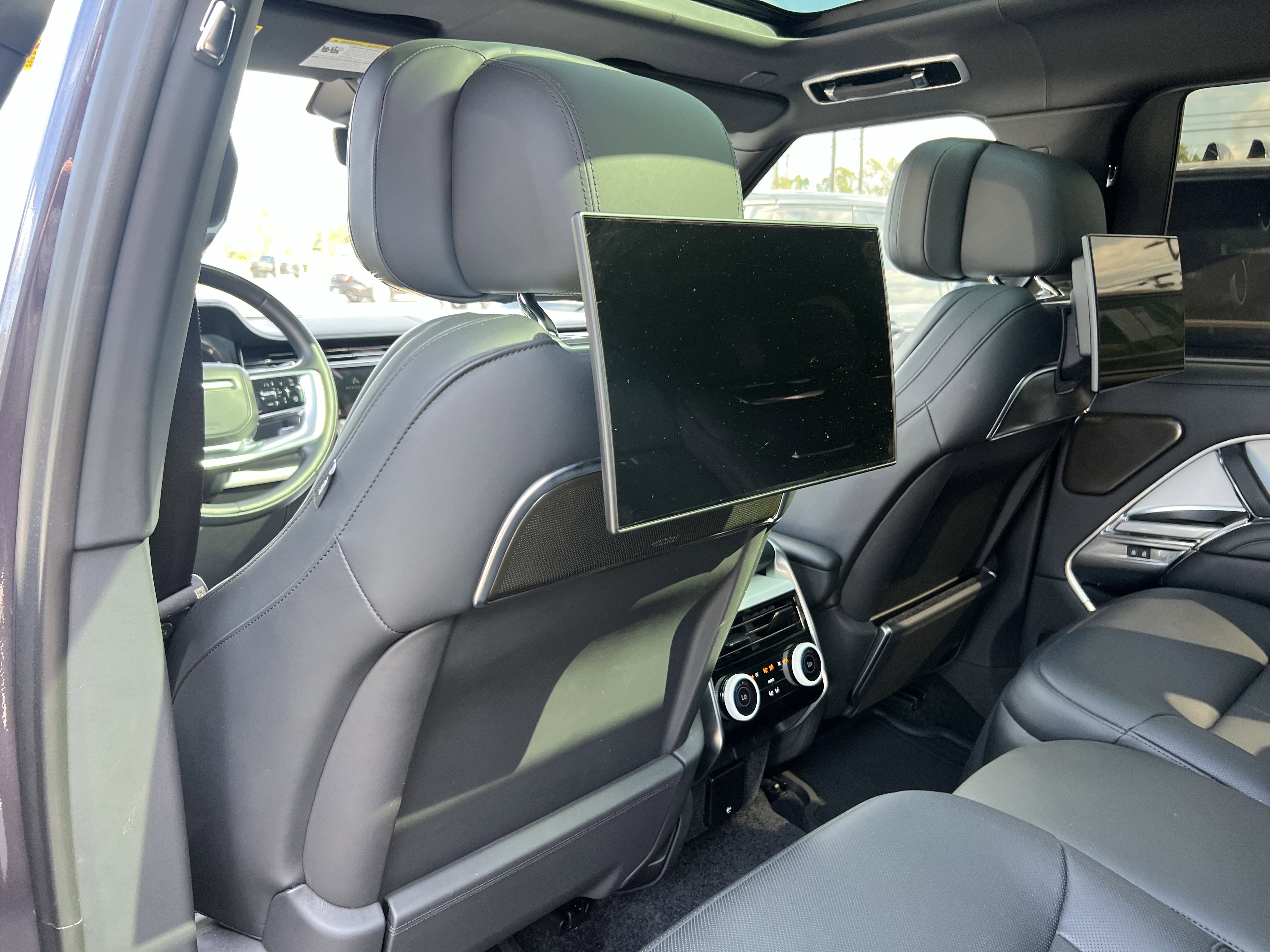 Certified 2023 Land Rover Range Rover SV image 31