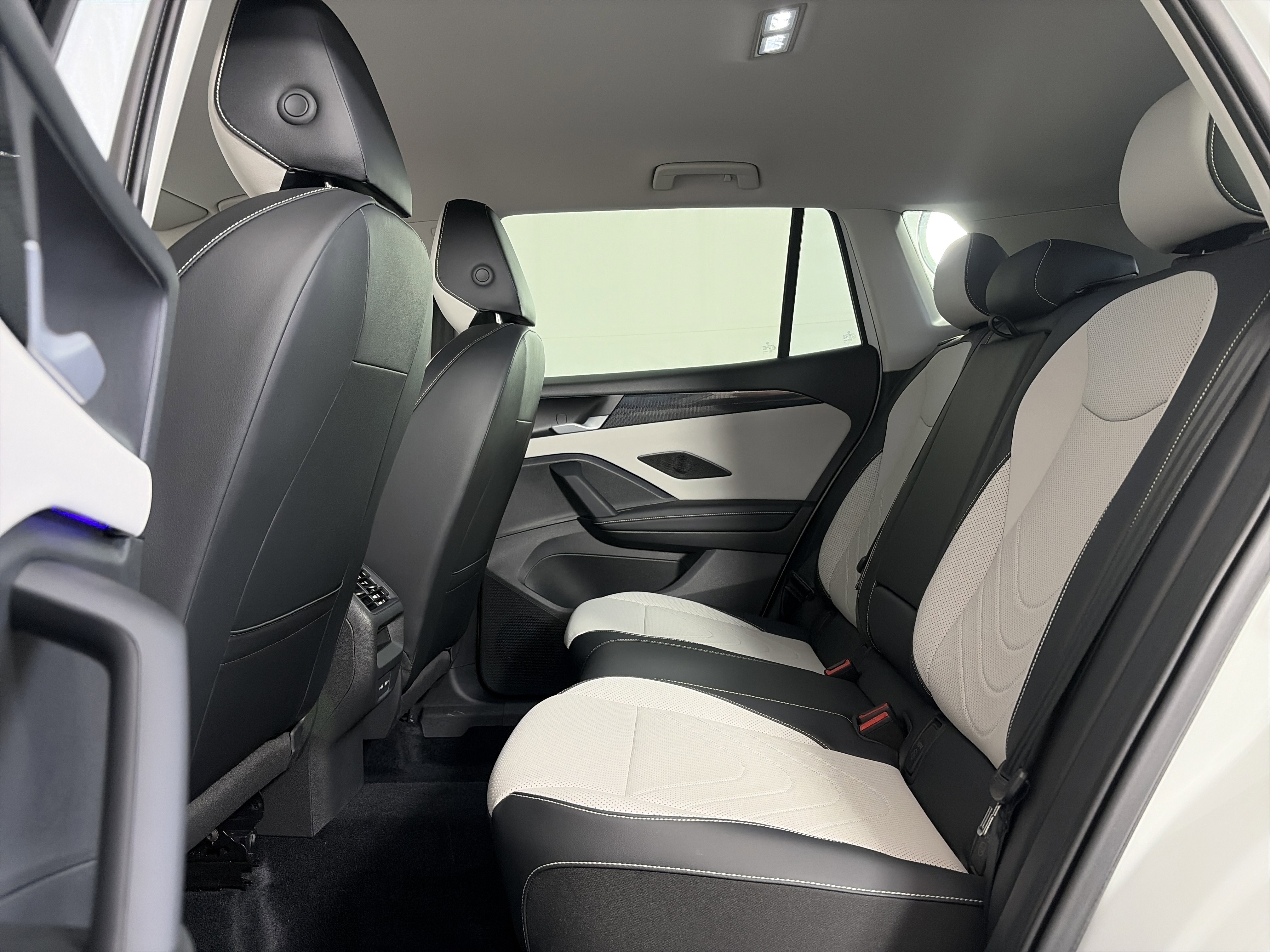 Used 2025 Volkswagen Tiguan SE AWD/4WD image 7