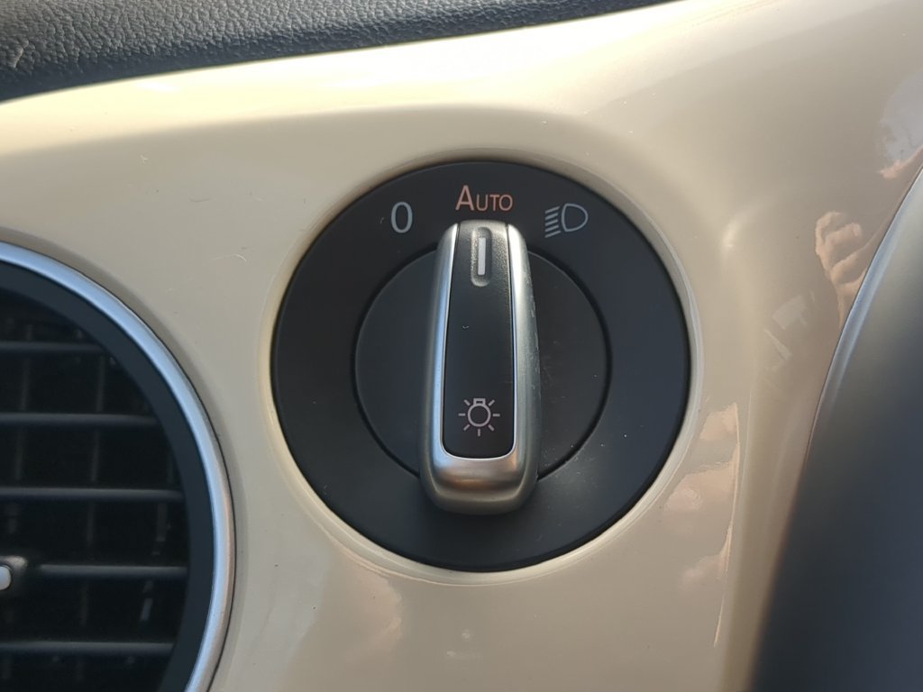 Used 2019 Volkswagen Beetle 2.0T SE FWD image 25