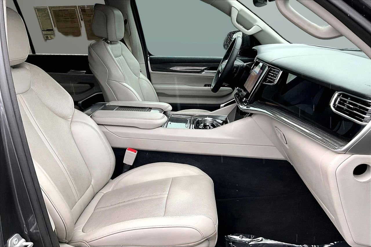 Used 2022 Jeep Wagoneer Series III AWD/4WD image 23