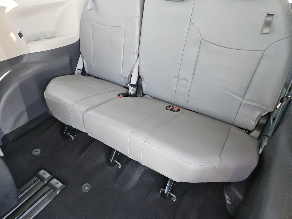 Used 2024 Toyota Sienna XLE FWD image 32