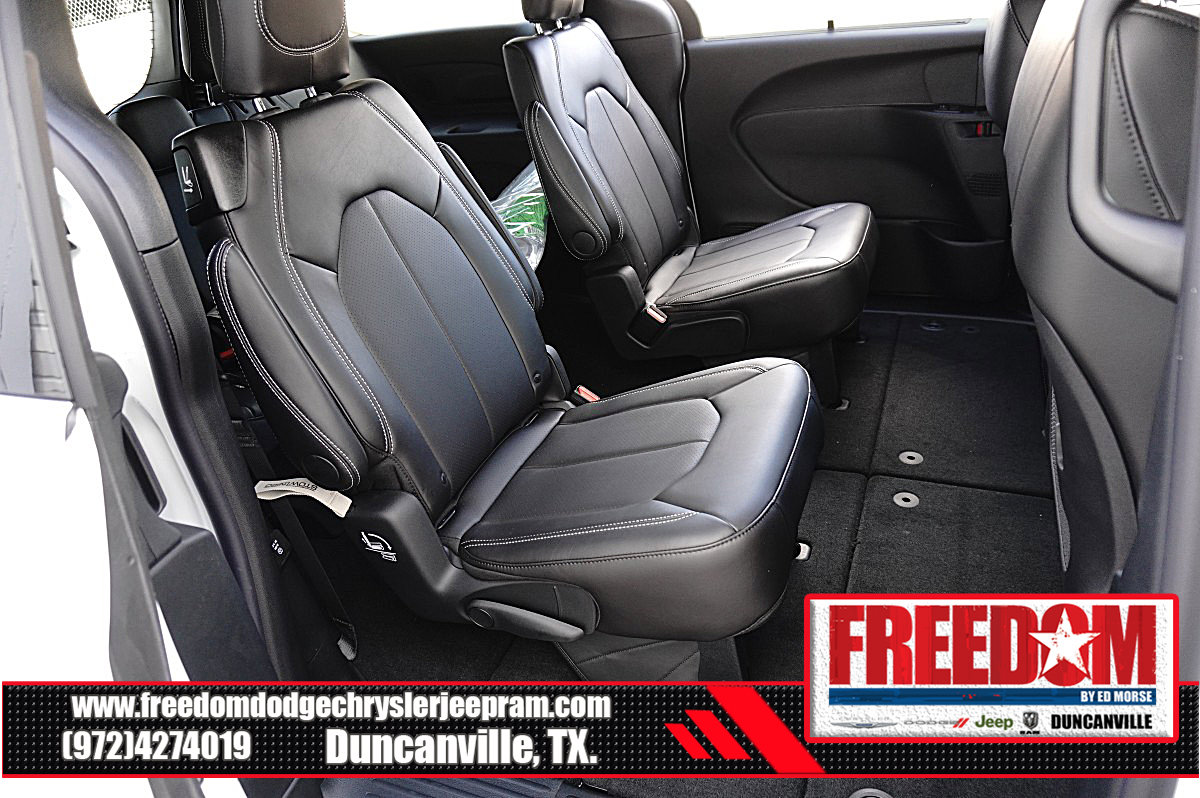 New 2027 Chrysler Pacifica Select w/ Family Tech Group FWD image 17