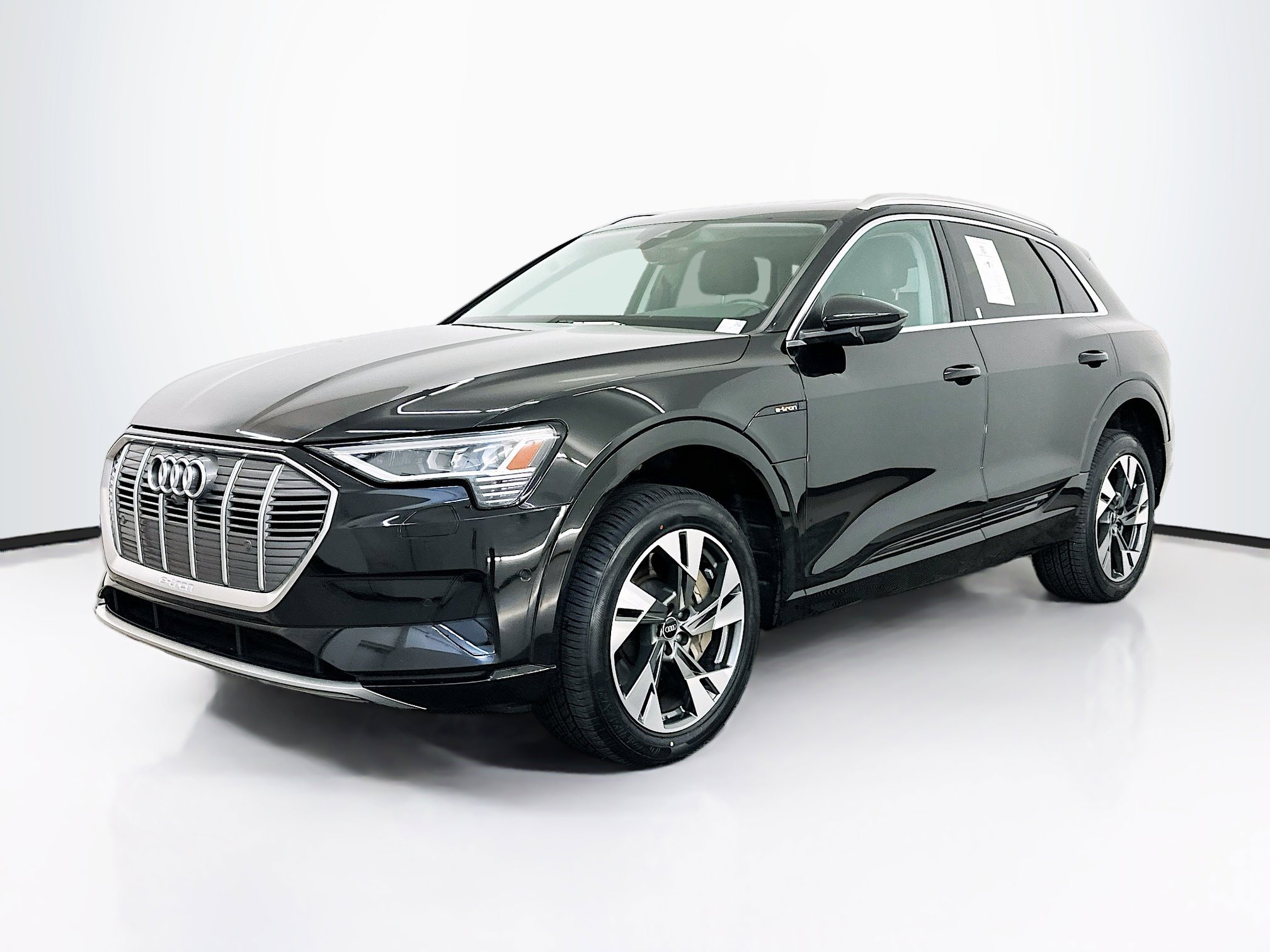 Used 2023 Audi e-tron Premium Plus w/ Premium Plus Package image 3