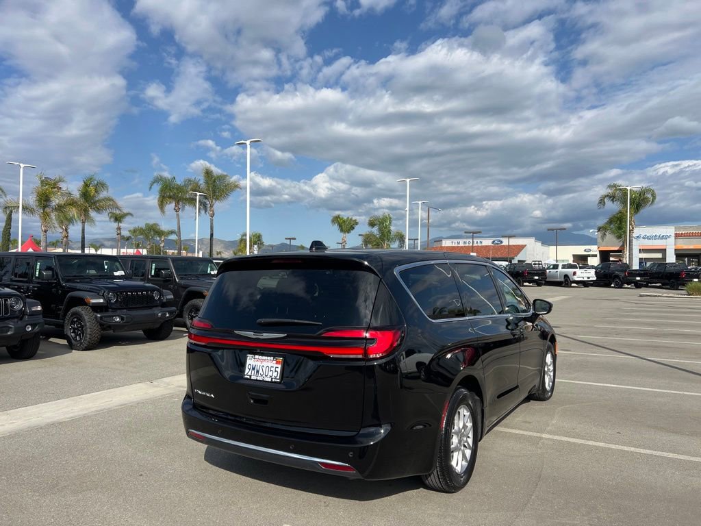 Used 2024 Chrysler Pacifica Touring image 9