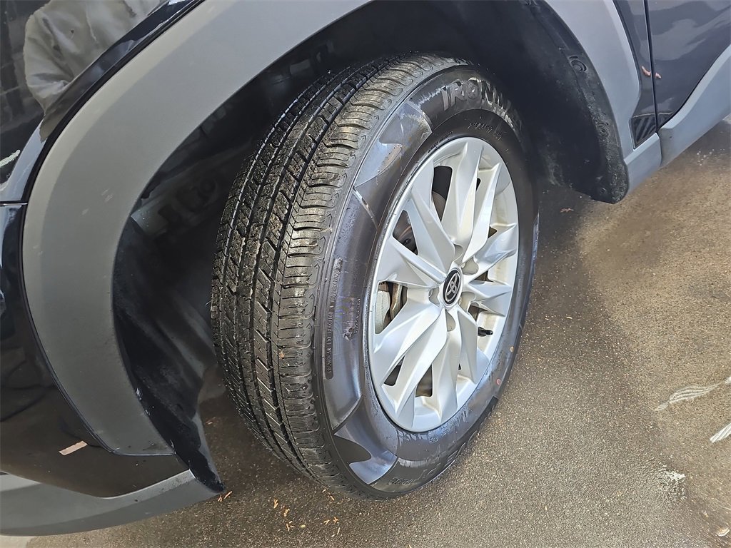 Used 2024 Toyota Corolla Cross LE image 32