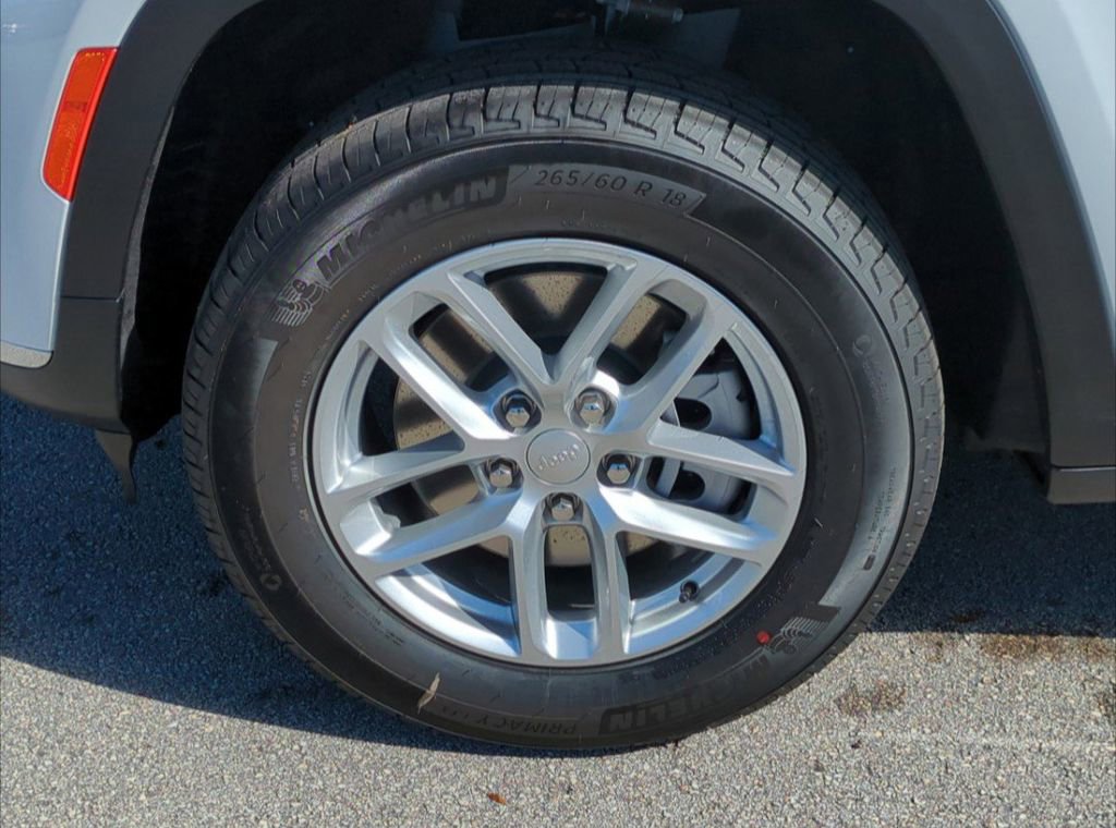 New 2025 Jeep Grand Cherokee L Laredo image 31