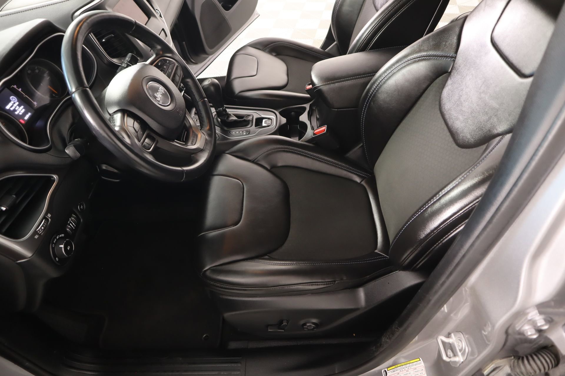 Used 2019 Jeep Cherokee Latitude Plus w/ Comfort/Convenience Group image 10