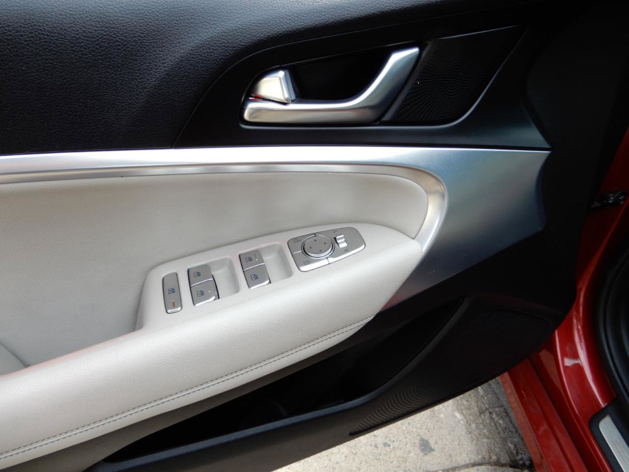 Used 2022 Genesis G70 2.0T image 24