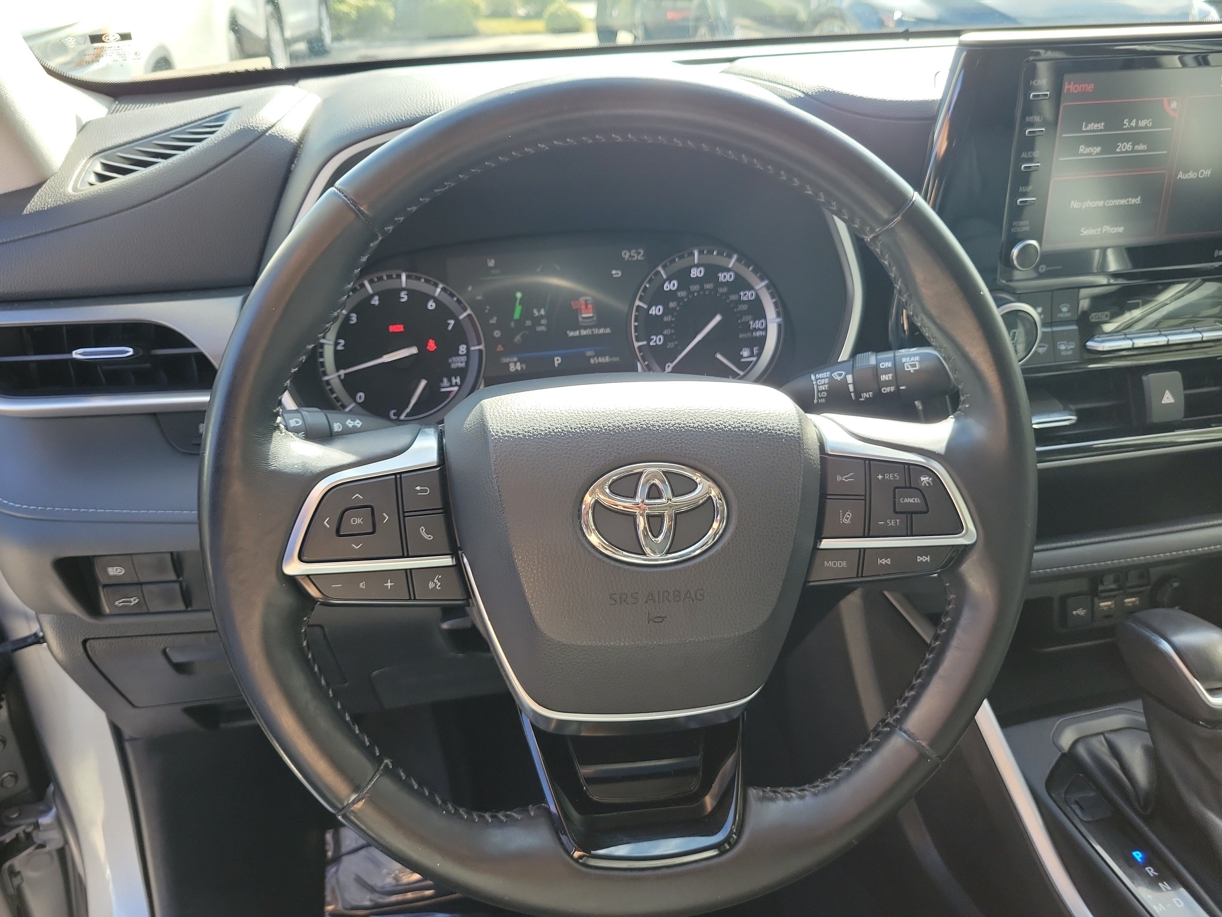 Used 2021 Toyota Highlander XLE AWD/4WD image 29
