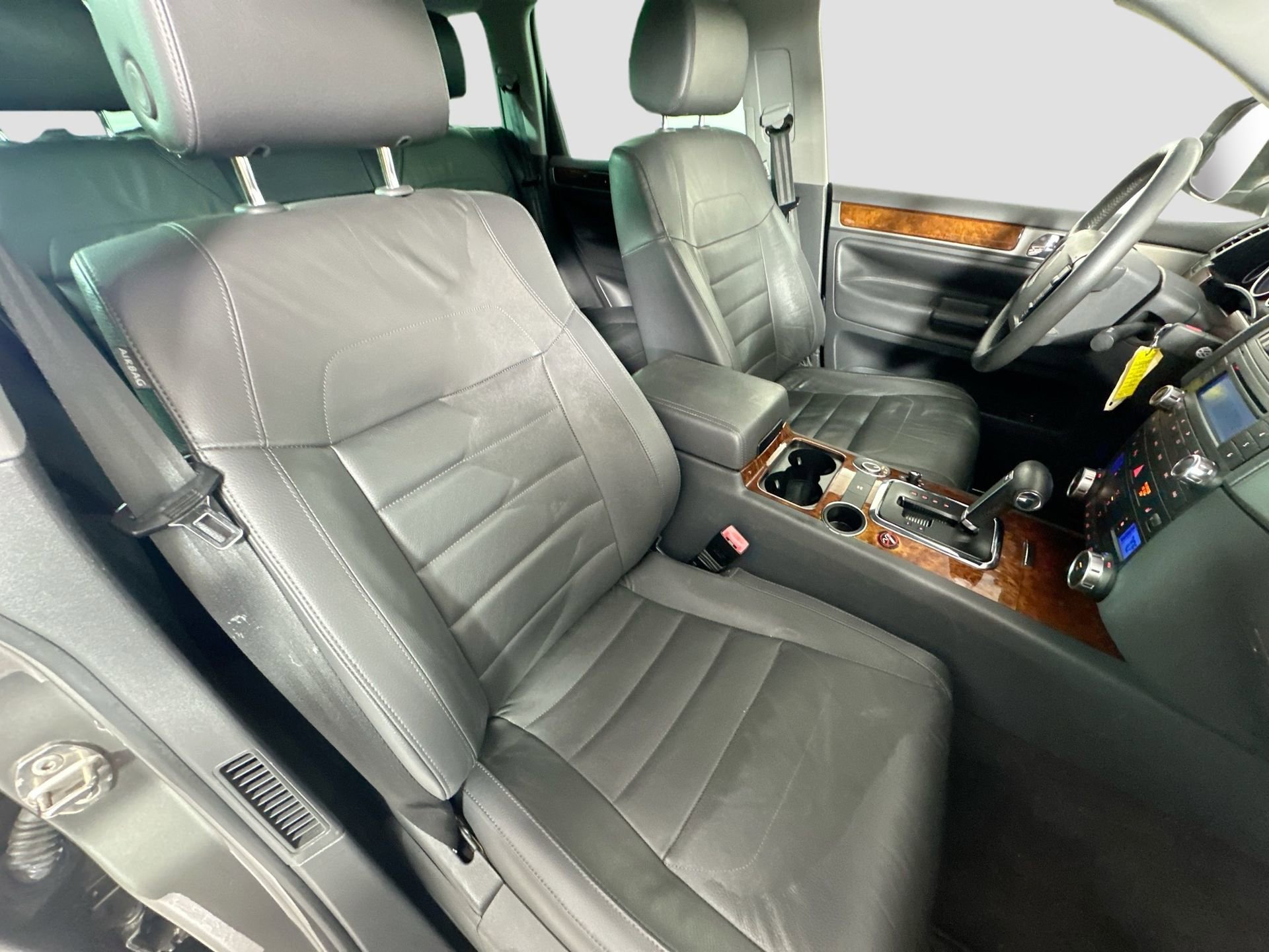 Used 2010 Volkswagen Touareg VR6 image 26