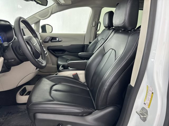 Used 2023 Chrysler Pacifica Touring-L FWD image 27