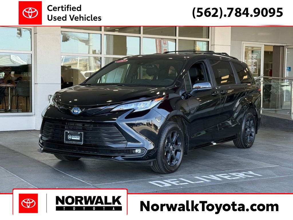 Certified 2025 Toyota Sienna XLE Woodland Edition image 1