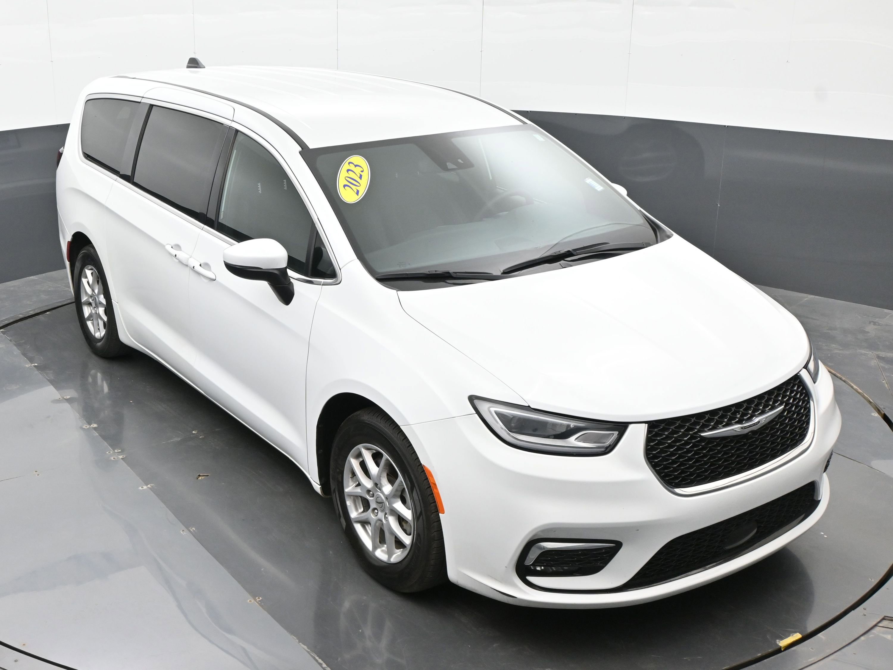 Used 2023 Chrysler Pacifica Touring FWD image 30