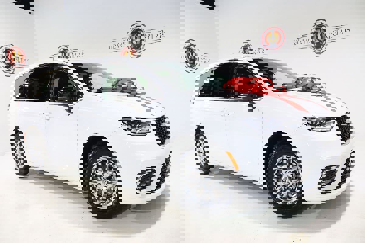 Used 2024 Chrysler Pacifica Touring-L image 1