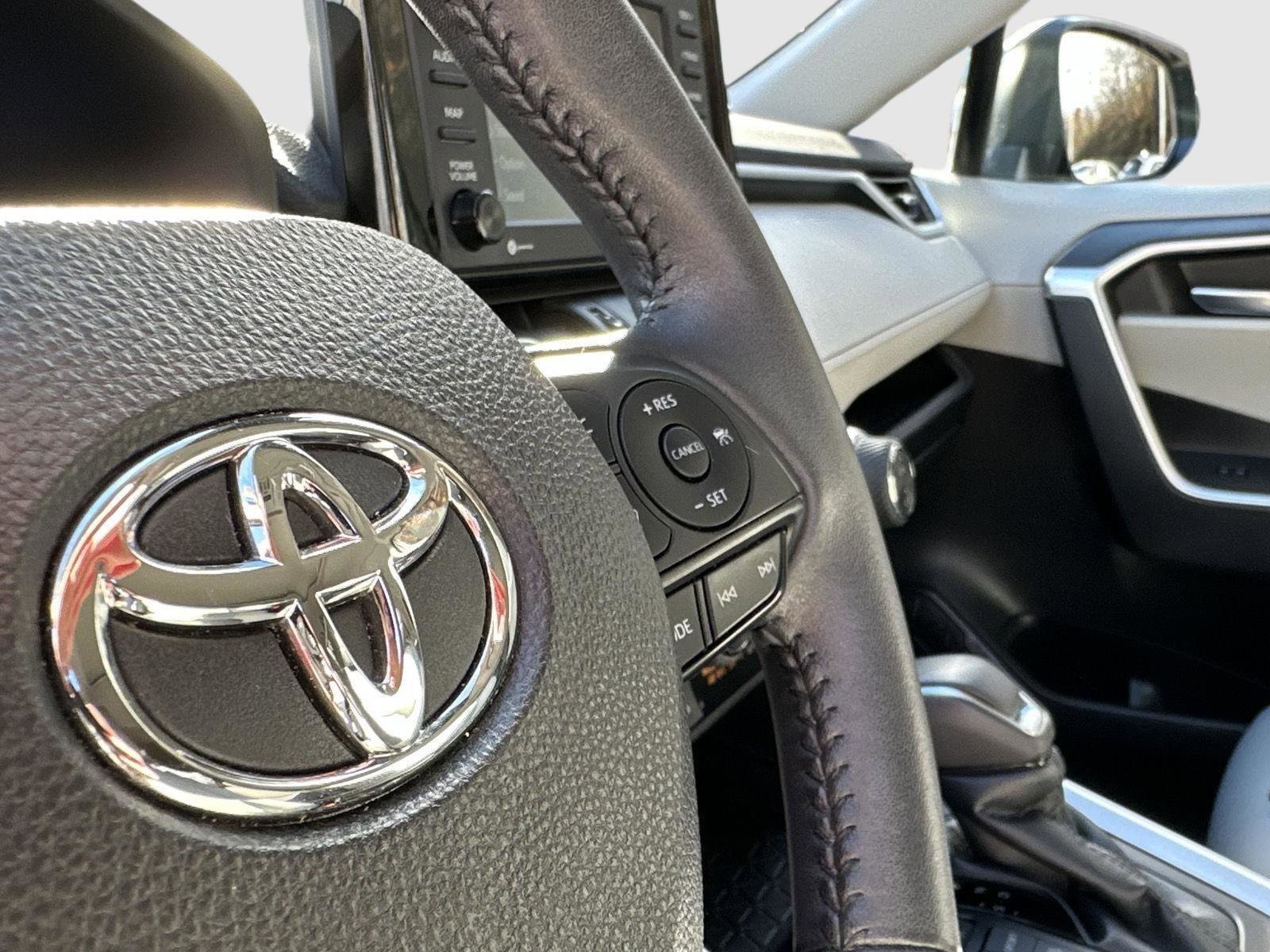 Used 2022 Toyota RAV4 XLE Premium image 44