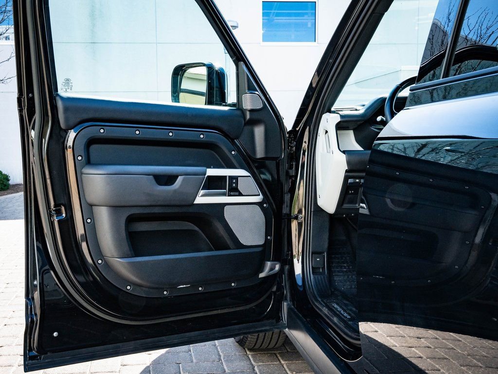 Used 2023 Land Rover Defender 130 X-Dynamic SE image 25