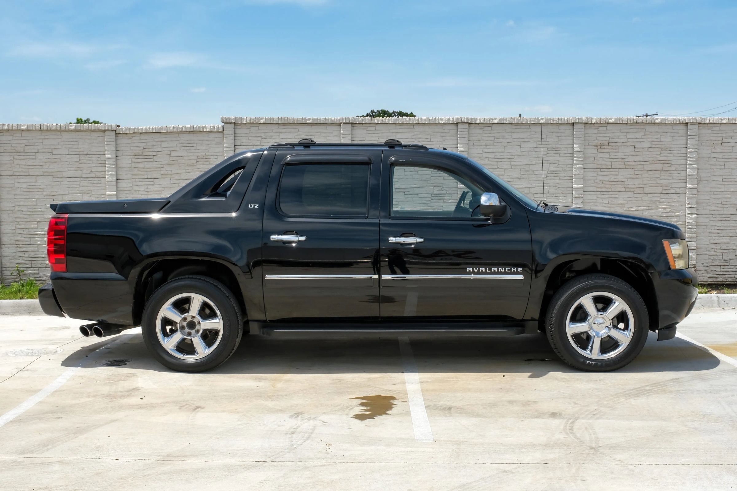 Used 2012 Chevrolet Avalanche LTZ RWD image 8