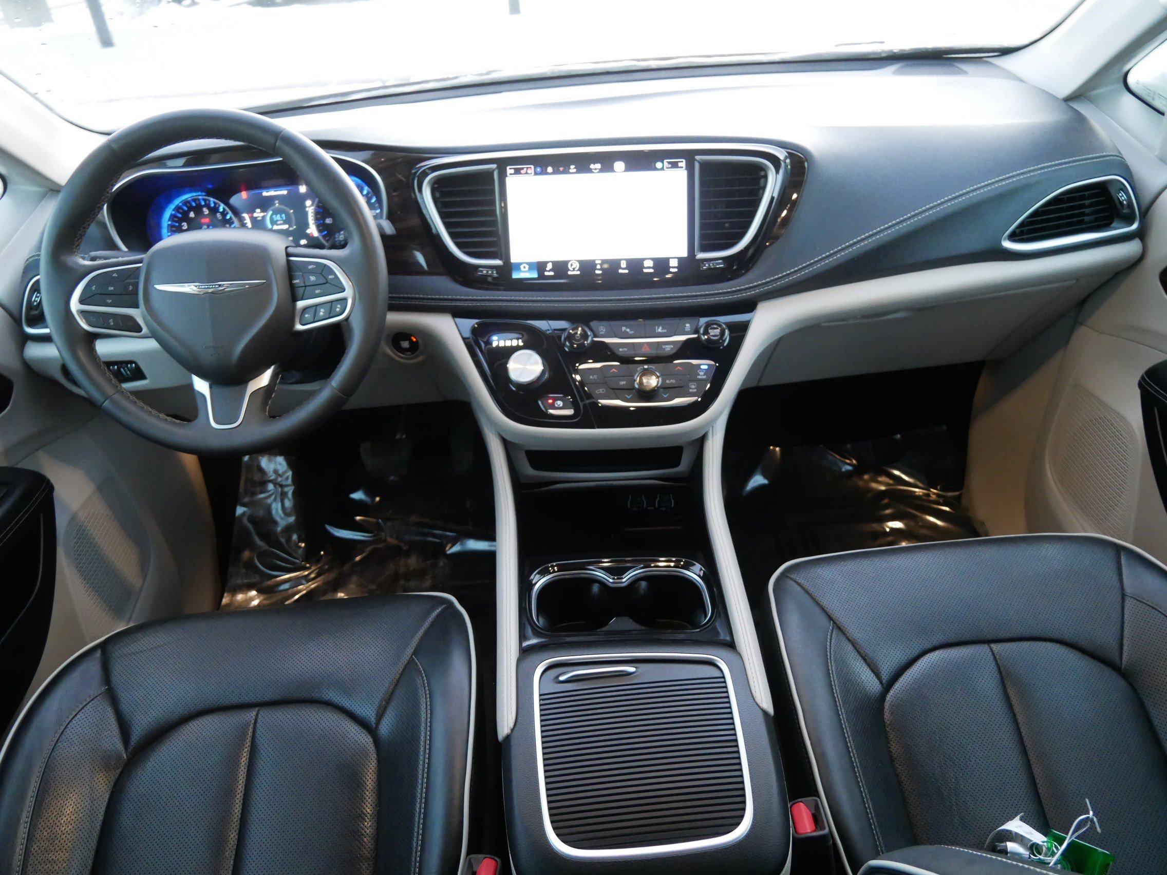 Used 2023 Chrysler Pacifica Limited FWD image 10