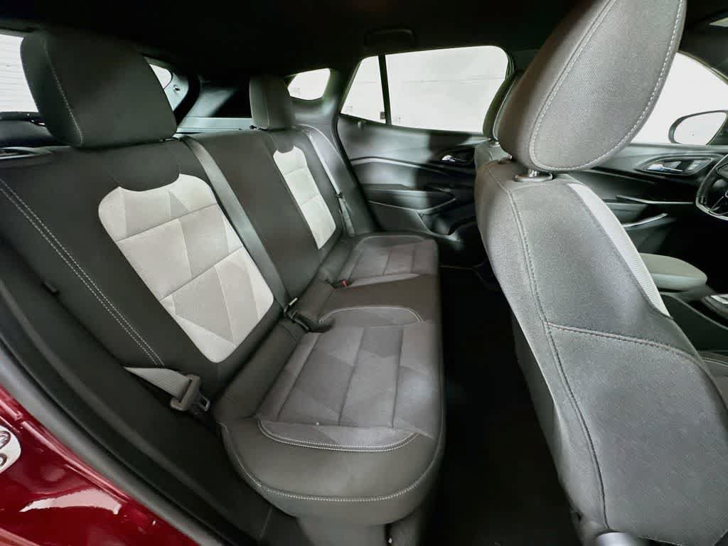 Used 2025 Chevrolet Trax RS FWD image 30