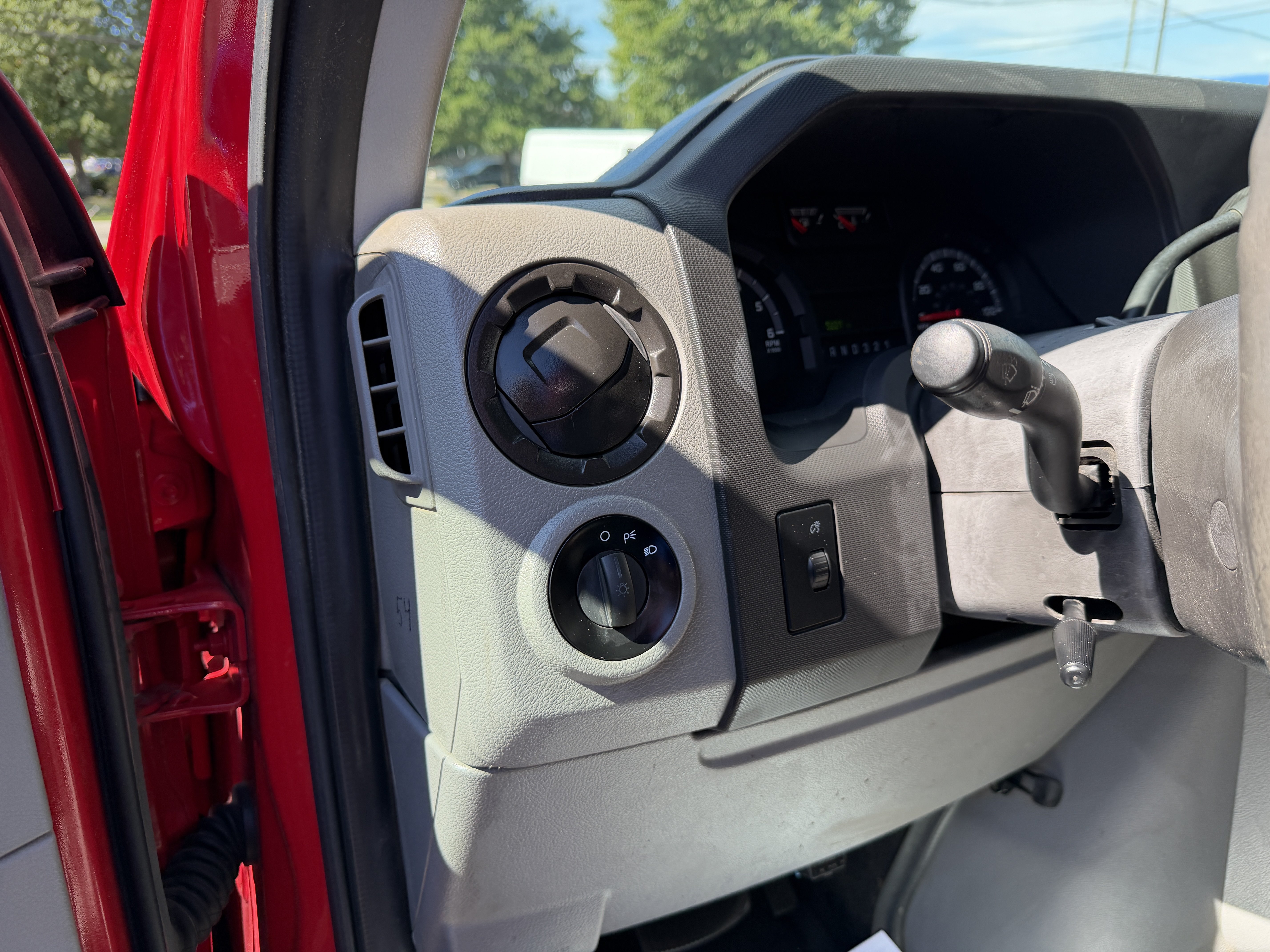 Used 2014 Ford E-350 and Econoline 350 Super Duty w/ Power Windows & Locks Group RWD image 21