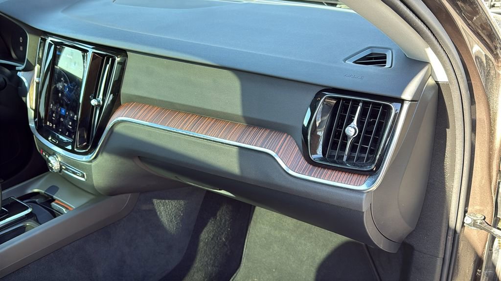 Used 2025 Volvo V60 B5 Cross Country Plus image 12