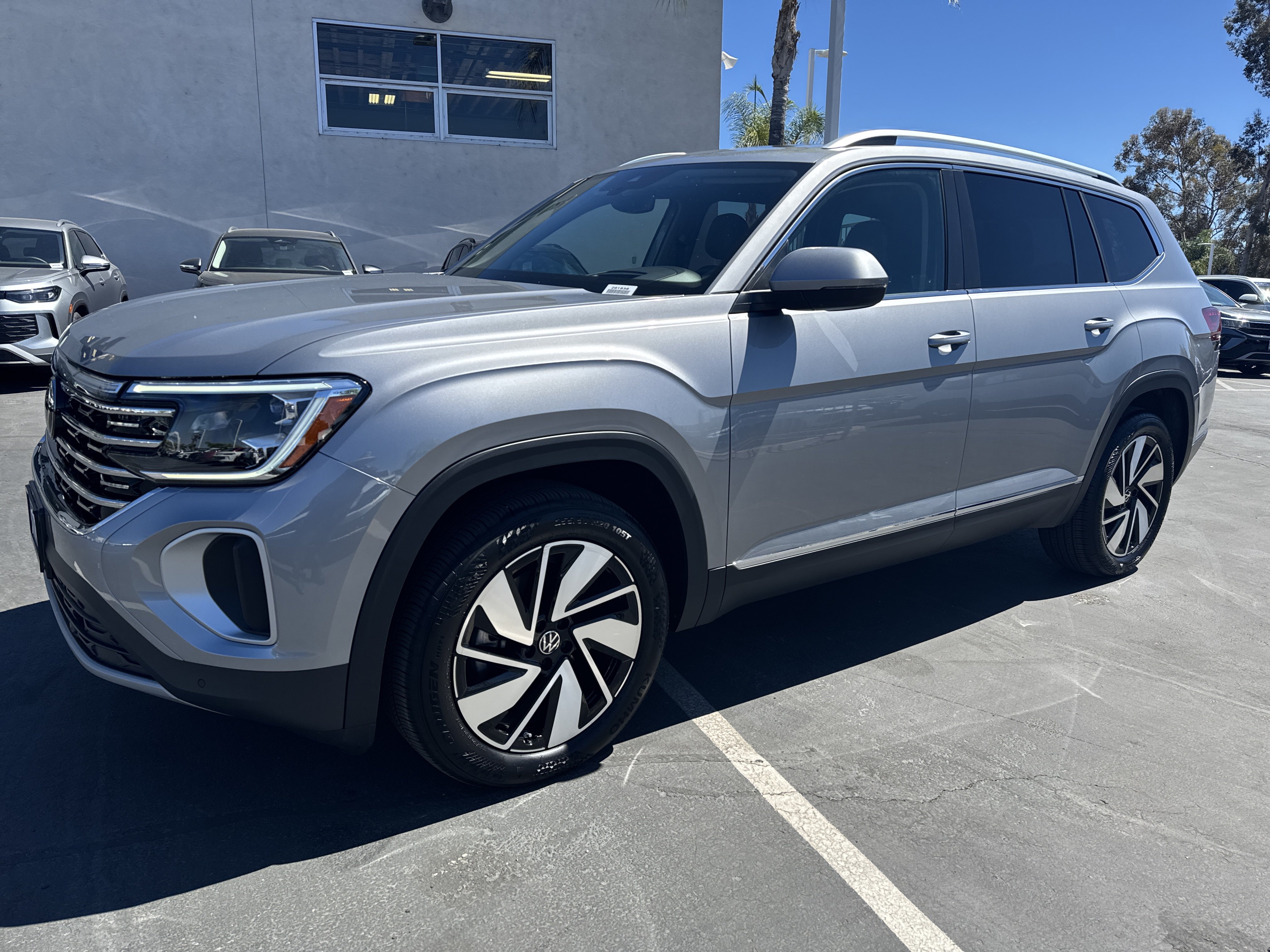 Used 2025 Volkswagen Atlas SEL AWD/4WD image 4
