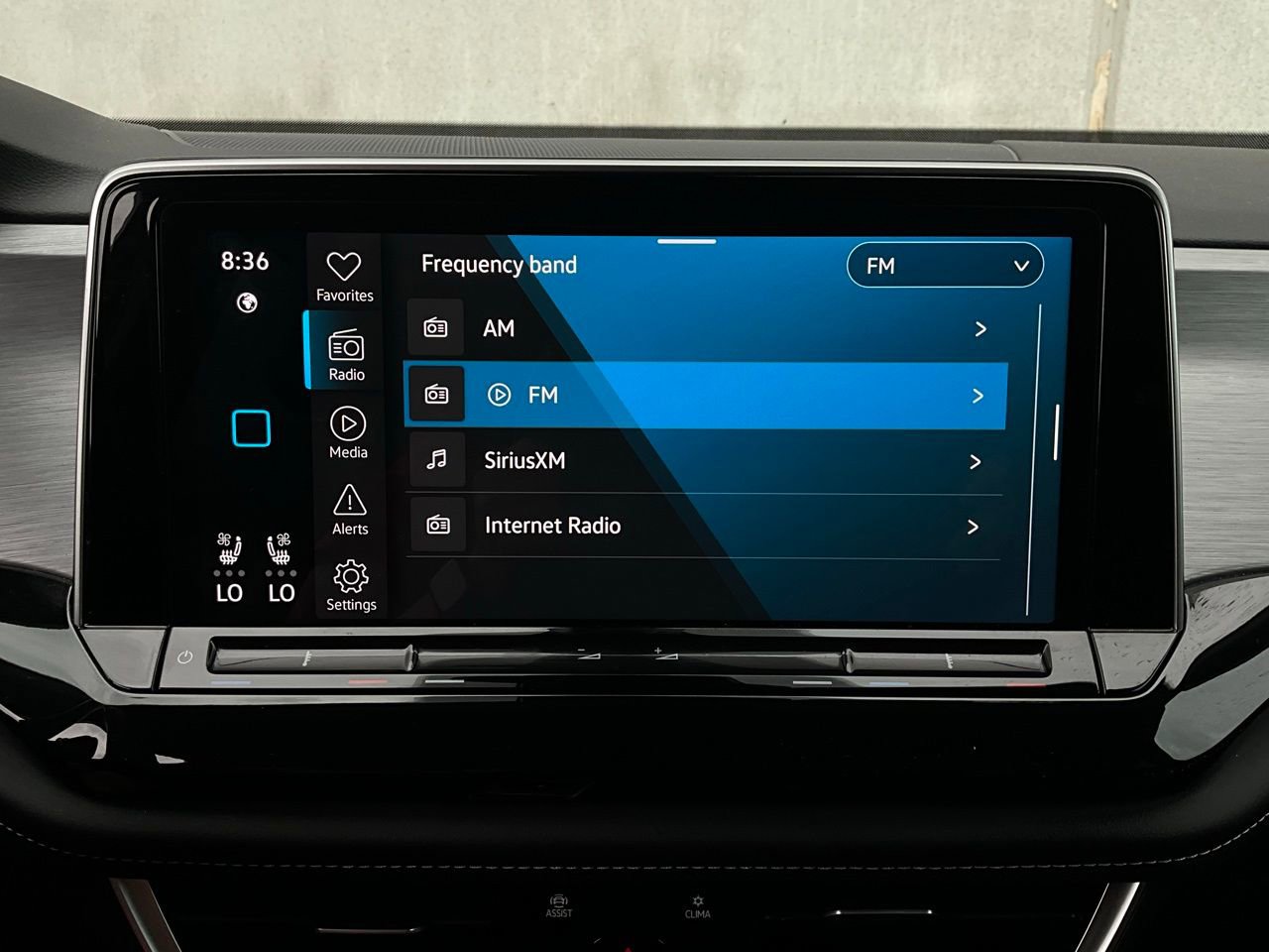 Used 2025 Volkswagen Atlas Cross Sport SE image 33