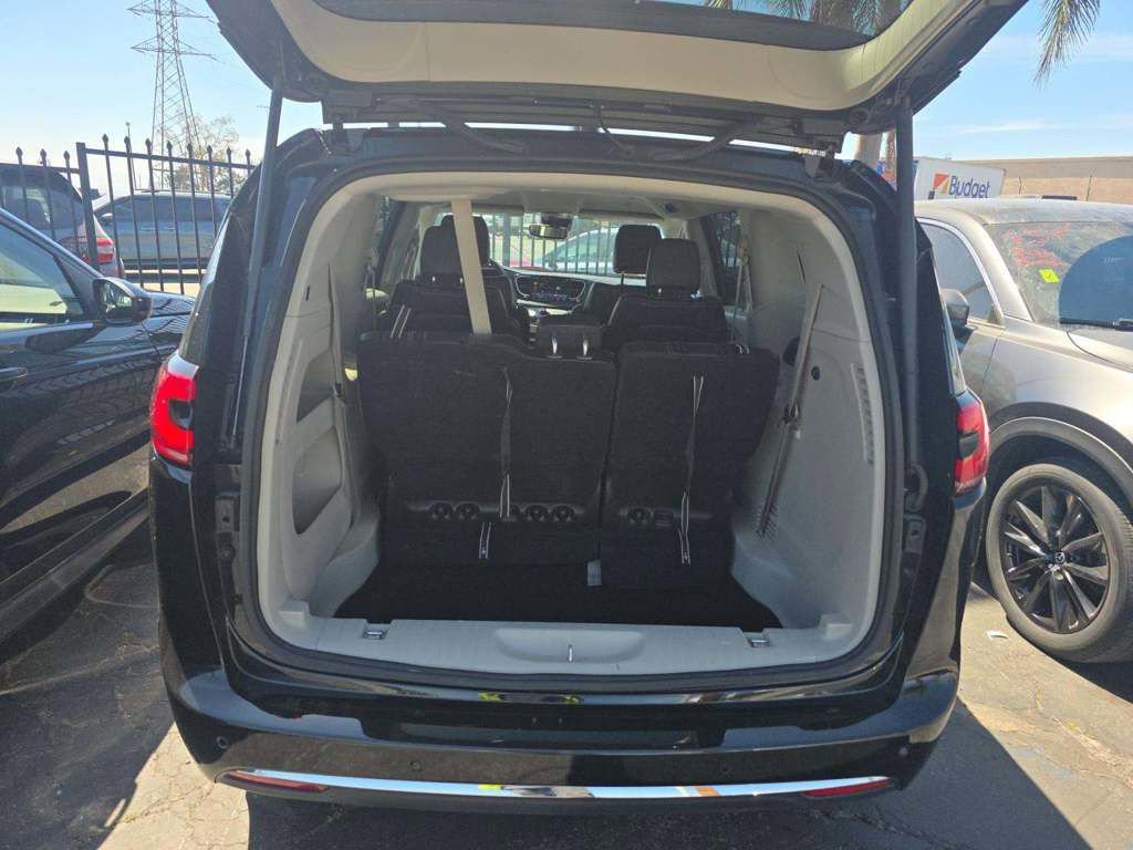 Used 2024 Chrysler Pacifica Touring-L image 4