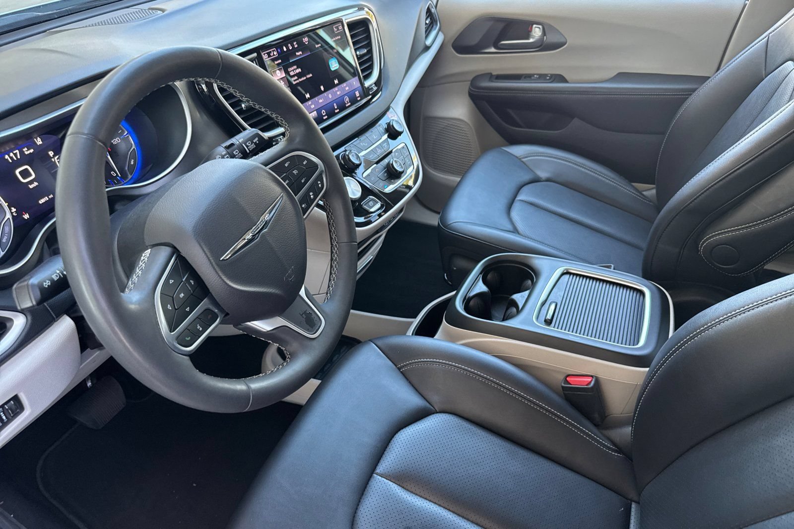 Used 2024 Chrysler Pacifica Touring-L FWD image 9