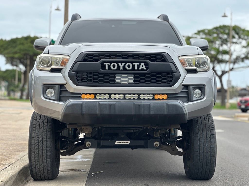 Used 2018 Toyota Tacoma TRD Sport AWD/4WD image 7