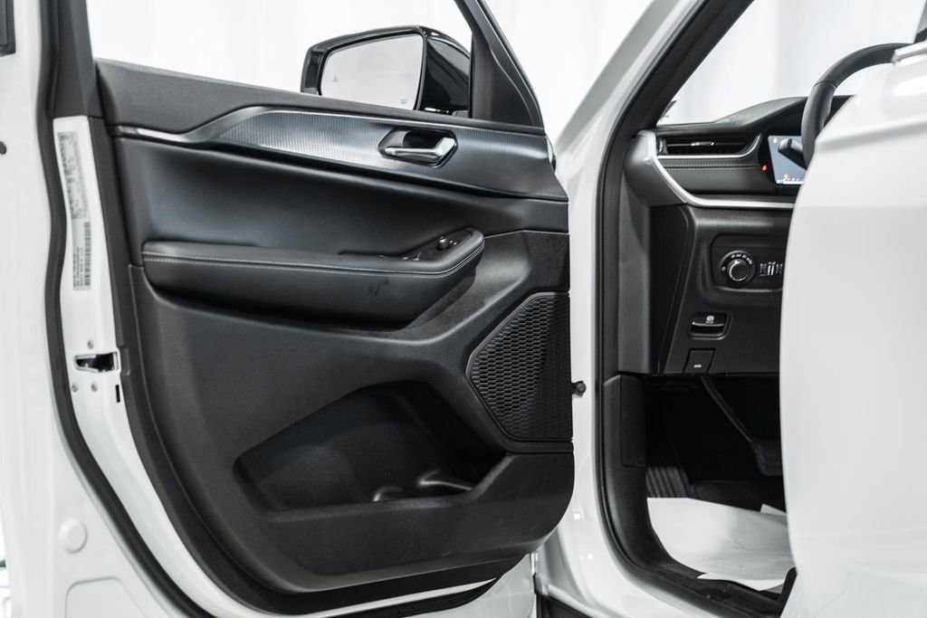 New 2025 Jeep Grand Cherokee L Altitude image 36