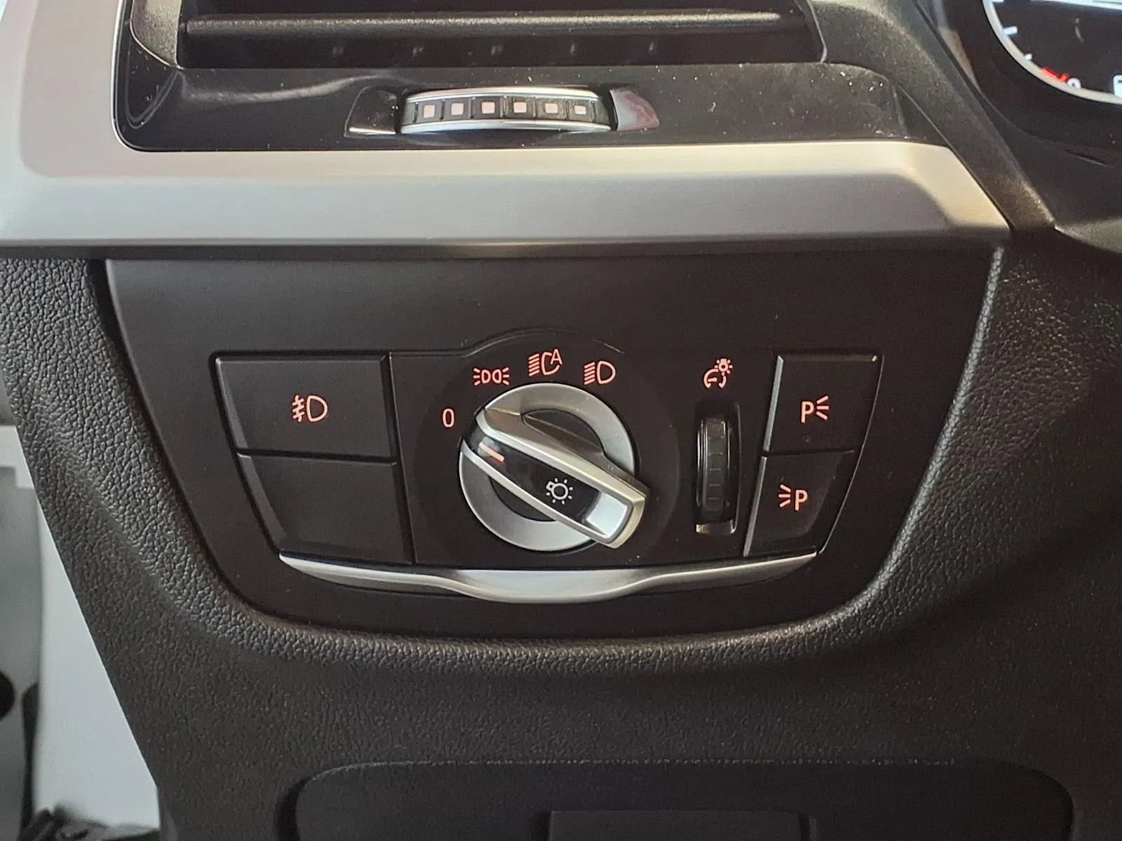 Used 2019 BMW X3 xDrive30i w/ Driving Assistance Package AWD/4WD image 19
