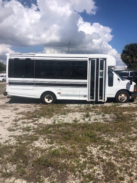 Used 2013 Chevrolet Express 4500 w/ Shuttle Bus Package RWD image 4