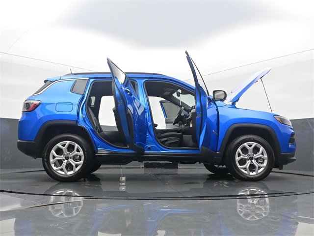 New 2025 Jeep Compass Latitude w/ Sun & Sound Group image 61