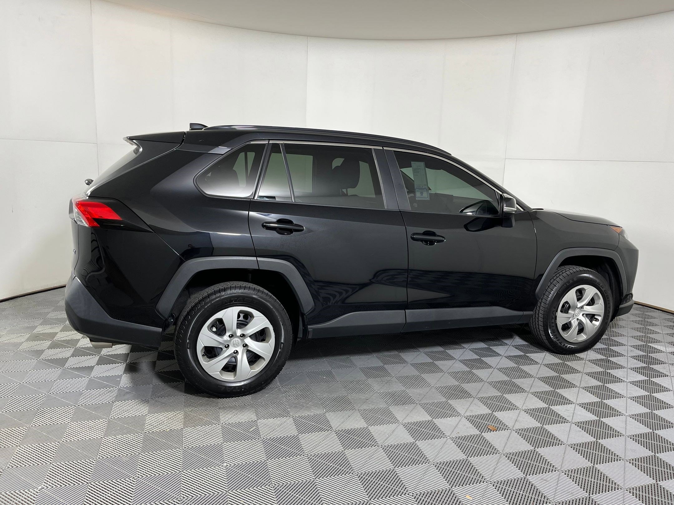 Used 2021 Toyota RAV4 LE image 19