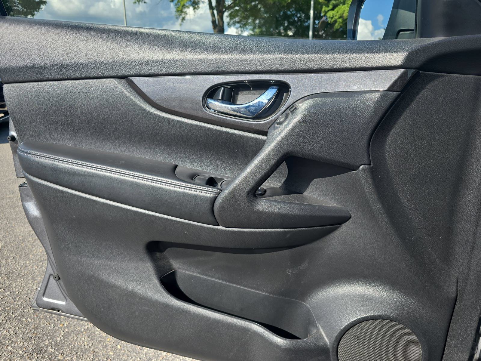 Used 2020 Nissan Rogue SV FWD image 25
