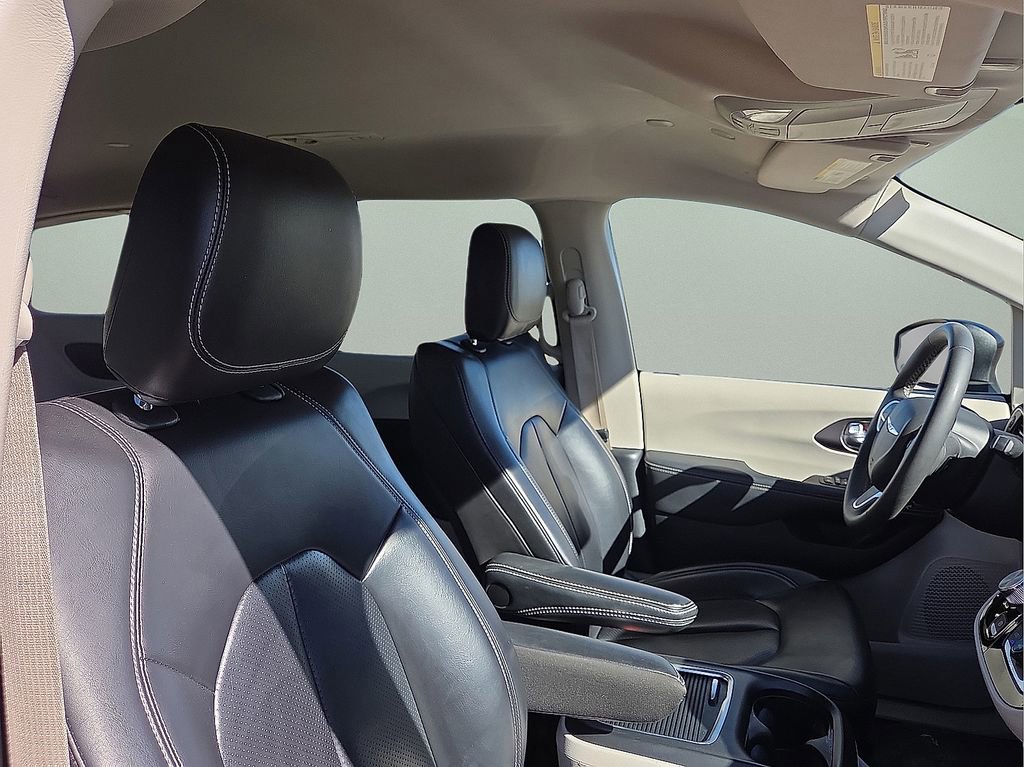 Used 2023 Chrysler Pacifica Touring-L image 11