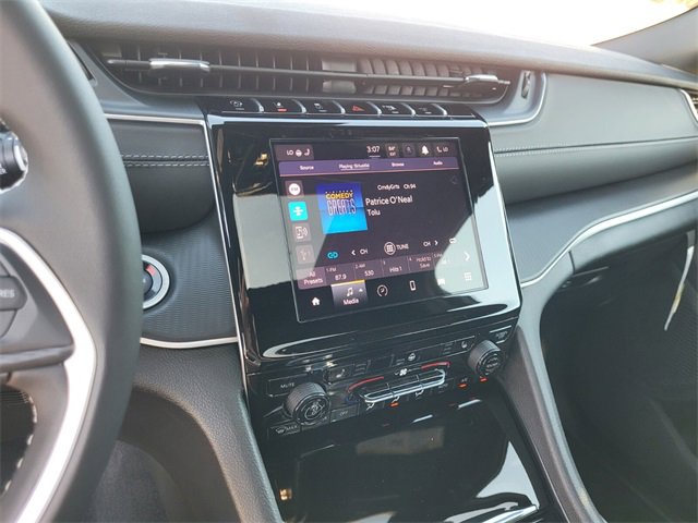 New 2025 Jeep Grand Cherokee Altitude image 24