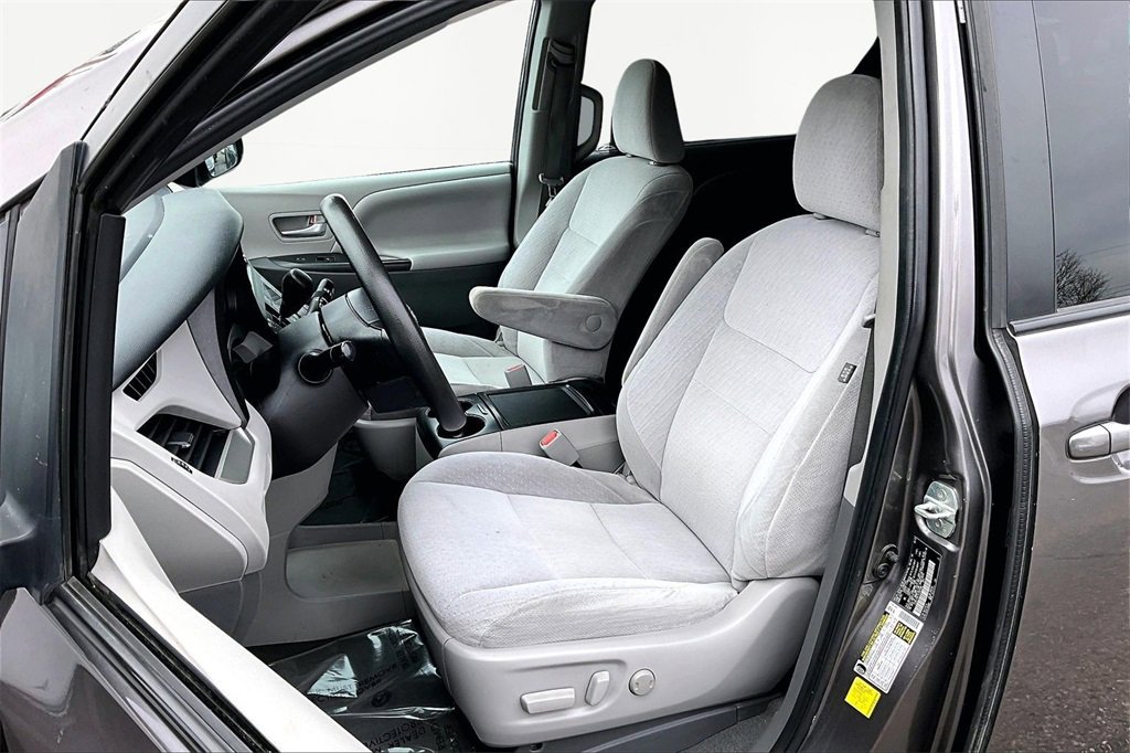 Used 2020 Toyota Sienna LE image 25