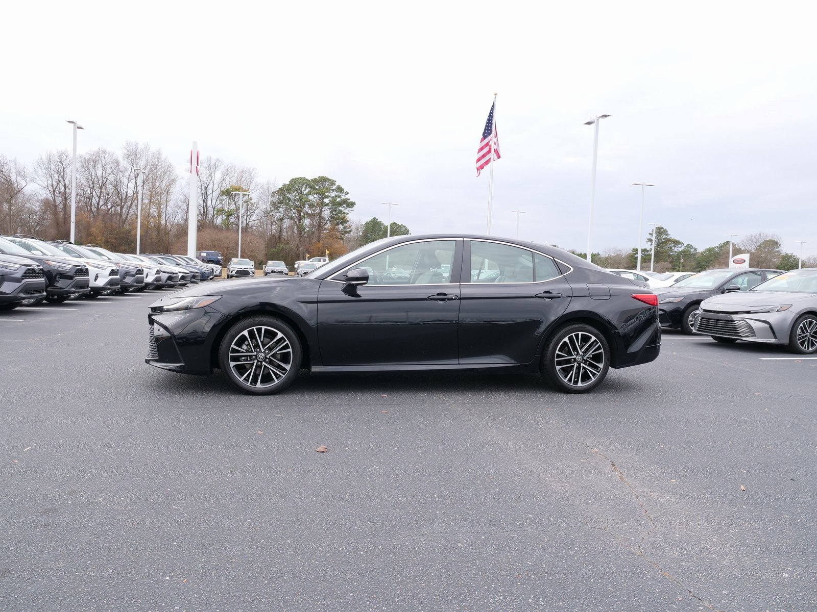 Used 2025 Toyota Camry XLE image 7