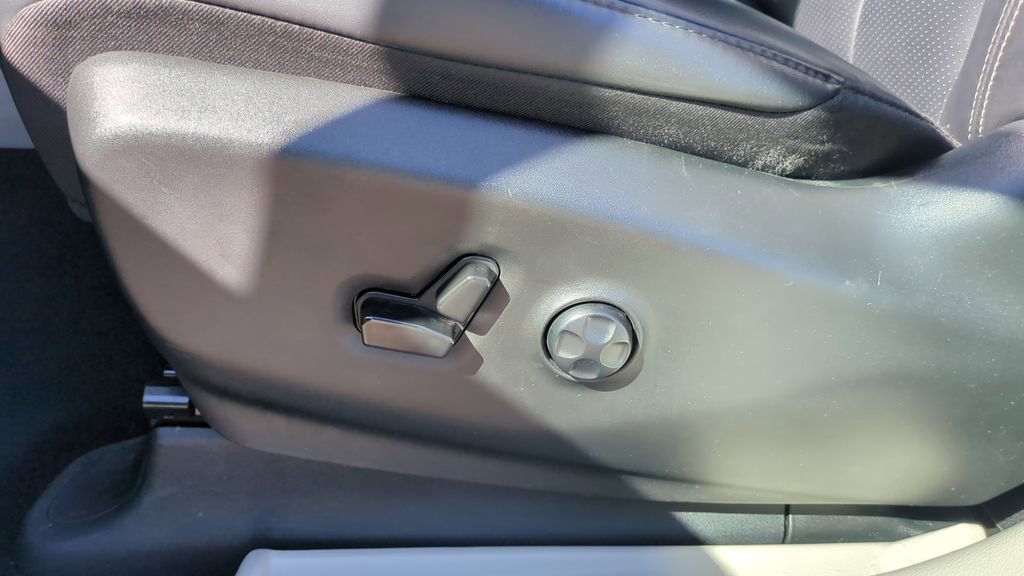 Used 2024 Chrysler Pacifica Touring-L image 12