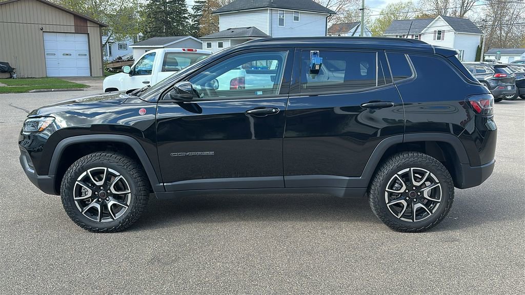 Used 2025 Jeep Compass Trailhawk w/ Trailhawk Elite Group AWD/4WD image 4