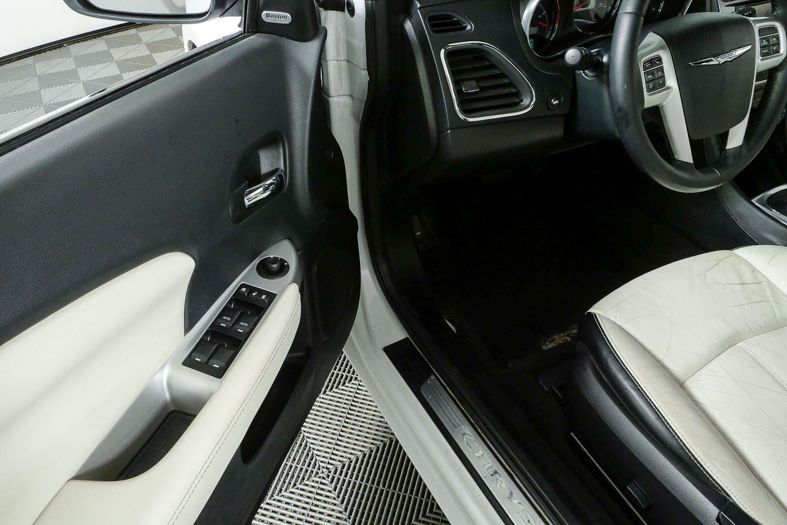 Used 2013 Chrysler 200 Limited FWD image 8